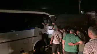 Manisa Turgutlu’da Servis Aracı Park Halindeki Tıra Çarptı Çok Sayıda İşçi Yaralandı