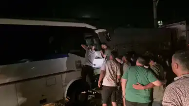 Manisa Turgutlu’da Servis Aracı Park Halindeki Tıra Çarptı Çok Sayıda İşçi Yaralandı