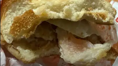 Tuzla Marina Popeyes’te Pişmemiş Tavuk Burger Tepki Çekti