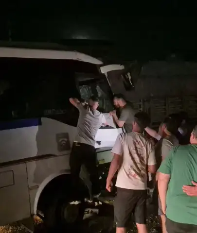 Manisa Turgutlu’da Servis Aracı Park Halindeki Tıra Çarptı Çok Sayıda İşçi Yaralandı