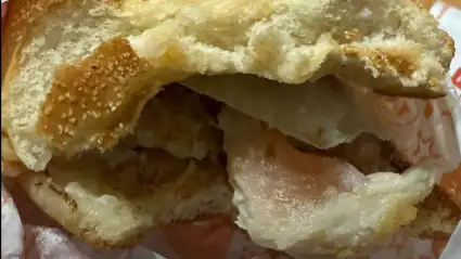 Tuzla Marina Popeyes’te Pişmemiş Tavuk Burger Tepki Çekti