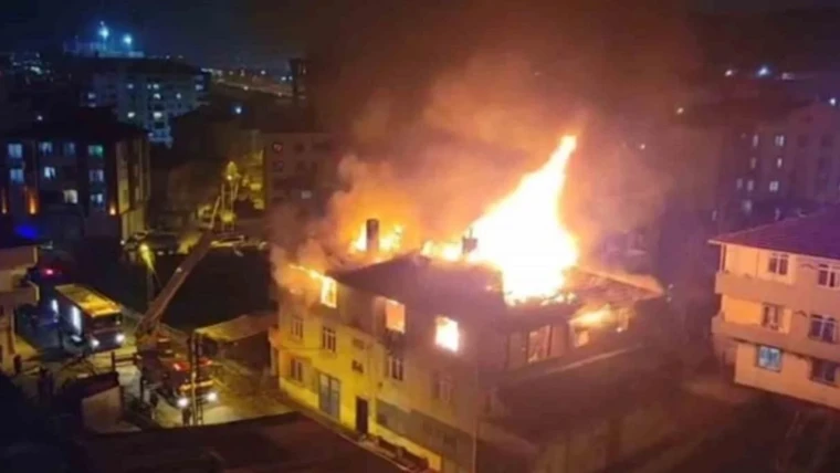 Esenler’de 2 Katlı Binanın Çatı Katı Alev Alev Yandı: Alevler Bitişiğindeki 2 Binaya Sıçradı