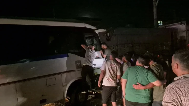 Manisa Turgutlu’da Servis Aracı Park Halindeki Tıra Çarptı Çok Sayıda İşçi Yaralandı