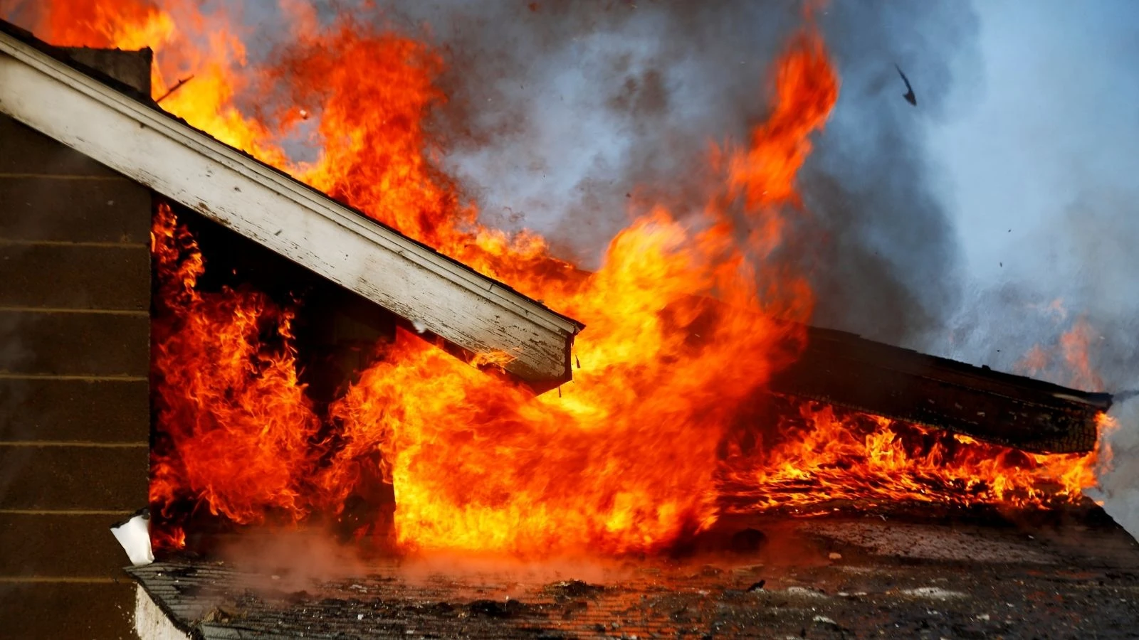Denizli'de Çatı Katında Çıkan Yangın Korkuttu