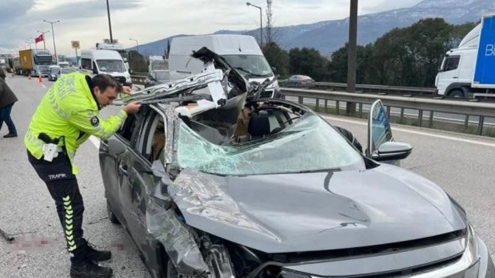 TEM Otoyolu Kocaeli Geçişinde Korkunç Kaza: Otomobilin Tavanı Çarpmayla Koptu!