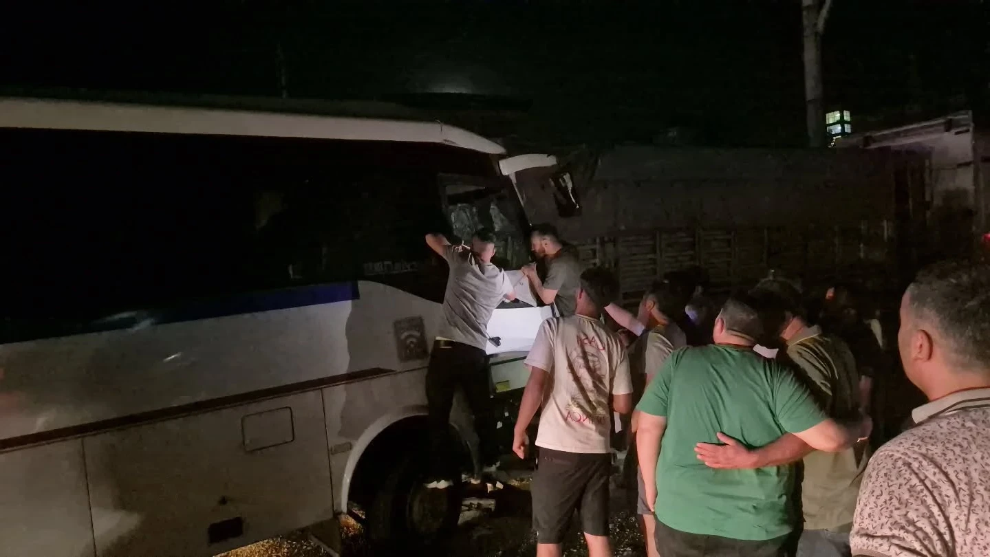 Manisa Turgutlu’da Servis Aracı Park Halindeki Tıra Çarptı Çok Sayıda İşçi Yaralandı
